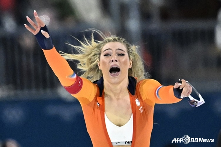Utah Leyrdam roars after clinching the gold medal in the women's 1,000m speed skating at the 2026 Milan/Cortina Winter Olympics on February 9 (local time). /AFPBBNews=News1