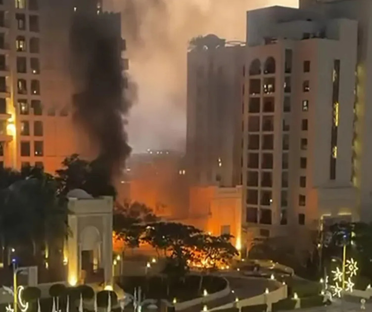 An Iranian airstrike sparked a fire outside Dubai's Palm Jumeirah Hotel. /Photo = The Sun Source