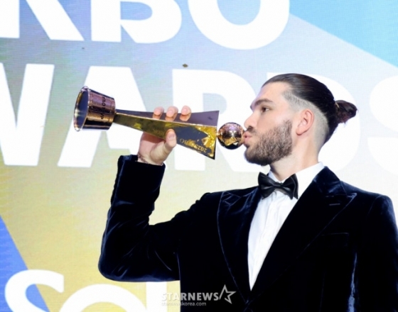 亲吻MVP奖杯的庞塞。 =照片=高级记者姜英祖。