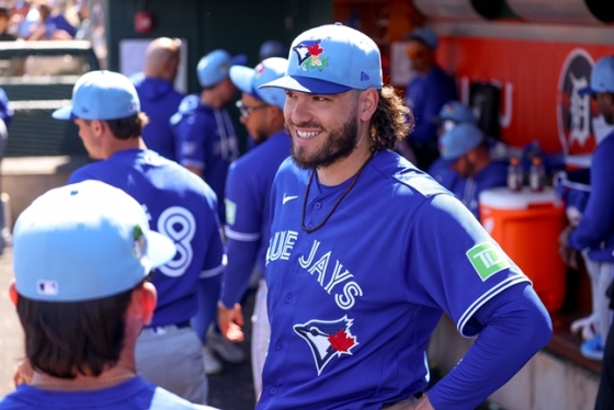 投完球后在球员席观看比赛的庞塞。 =照片:多伦多蓝鸟队官方SNS