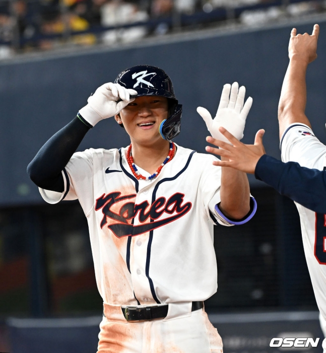 South Korea's national baseball team Kim Do-young is welcomed by his teammates after hitting a tiebreaking solo shot in the top of the fifth inning in a warm-up match against the Hanshin Tigers on the 2nd.