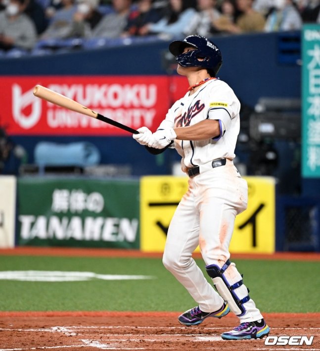 Kim Do-young hits a solo home run in the fifth inning and watches the ball. 