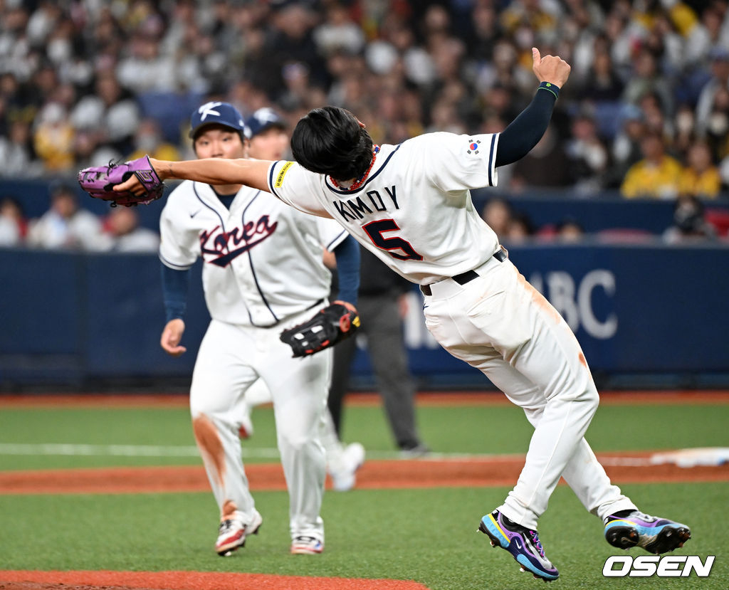 Kim Do-young is handling an infield fly ball in the third inning.