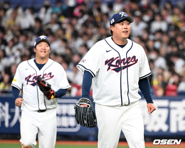 Ryu Hyun-jin (right) of the Korean national baseball team is smiling after blocking the inning in a warm-up match against the Hanshin Tigers on the 2nd.