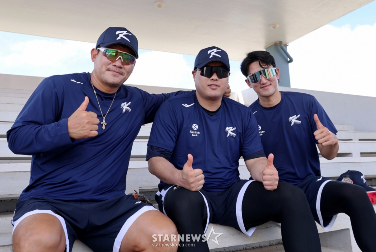 Veteran pitchers of the national baseball team, Noh Kyung-eun (from left), Ryu Hyun-jin and Ko Young-pyo pose for the camera while taking a break from the first camp training held at the Saipan Oleye Sports Complex in January. /Photo = Senior Reporter Kang Young-jo