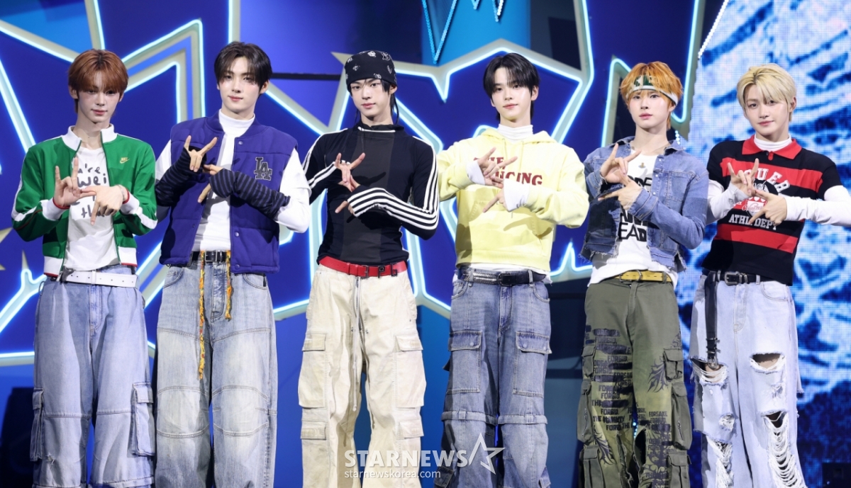 Group Tours poses at the showcase for the release of its fourth mini-album "playhard" at Yes24 Live Hall in Gwangjin-gu, Seoul, October 13, 2025. /2025.10.13 / Photo = Kim Hwi-seon hwijpg@