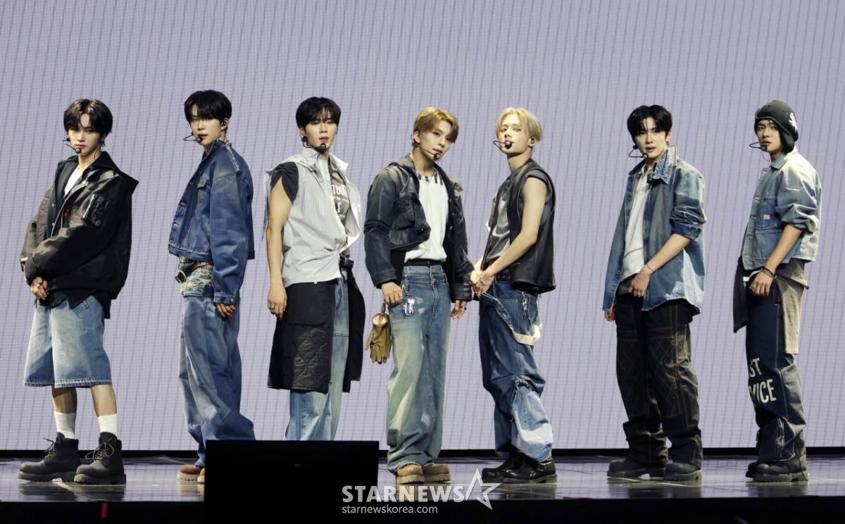 Group ALPHADRIVEONE is performing the title song at a showcase to commemorate the release of its first mini-first album "Euphoria" (Euphoria) at Blue Square in Yongsan-gu, Seoul, on the afternoon of January 12, 2026. The debut album "EUPHORIA" contains a total of six songs, including the pre-released song "FORMULA" (Formula) and the title song "FREAK ALARM," as well as "Raw Flame," "Chains," "Never Been 2 Heaven," and "Cinnamon Shake." /2026.01.12 / Photo = Lee Dong-hoon photoguy@