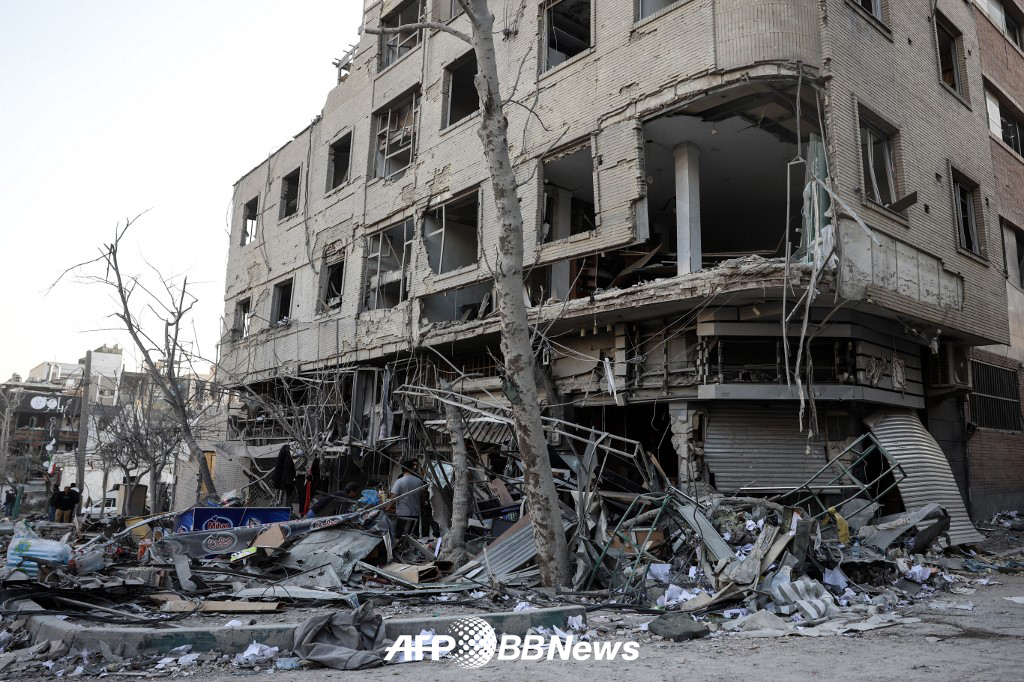 イランを狙った米国とイスラエルの攻撃を受けたイランのテヘランの建物。 /AFPBBNews=ニュース1