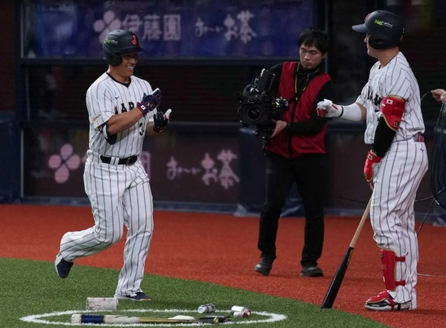 Yoshida (left) is celebrating his tea ceremony after scoring against Orix on the 2nd. /Photo = Sponychinex Source