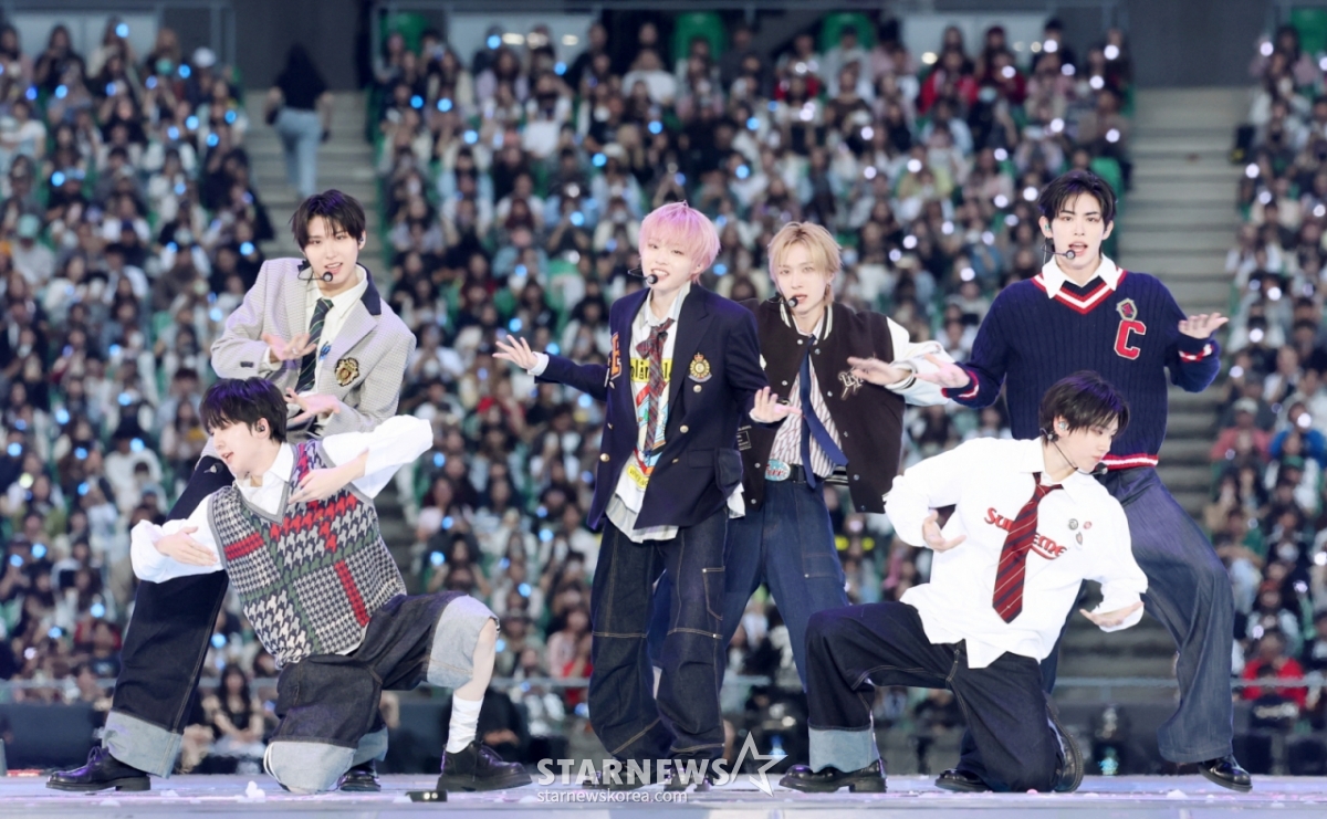 The group Kickflip is performing a great performance at the "10th Anniversary Asian Artist Awards 2025 and "10th Anniversary AAA 2025" hosted by Star News at Kaohsiung National Stadium on the 6th.  The 10th Anniversary Asian Artist Awards 2025 (10th Anniversary Asian Artist Awards 2025 and 10th Anniversary AAA 2025), which will be held at Kaohsiung National Stadium from December 6 to 7, will be broadcast live on TV and online streaming through MTN (Money Today Broadcasting) and Weverse, respectively.  /2025.12.06 / Photo = Kim Hwi-seon hwijpg@