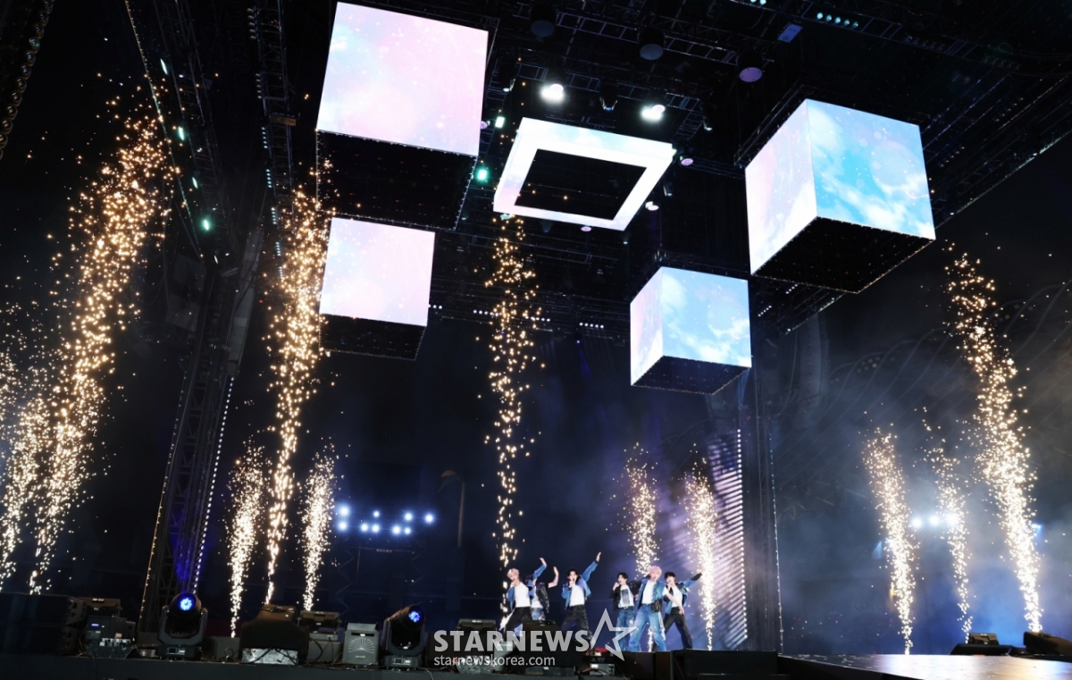 Group Kickflip is performing a great performance at ACON 2025 to commemorate the 10th Anniversary Asian Artist Awards 2025 (the 10th Anniversary AAA 2025), hosted by Star News at Kaohsiung National Stadium on the 7th.   "ACON 2025" is a festival held to commemorate the 10th anniversary of "AAA" and celebrate together. Actors Lee Joon-young, i-dle (I-dle) Shuhua, CRAVITY Allen, and Kiki Sui will be the MCs to lead "ACON 2025" and lead "QWER," NEXZ, 9 (AHOF), Ash Island, ATEEZ, WOODZ, Lee E-kyung, Choi Yena, KISS OF LIFE, KiiiKiii, Kick Flip. /2025.12.07 / Photo = Lee Dong-hoon photoguy@