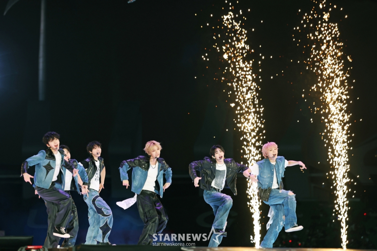 Group Kickflip is performing a great performance at ACON 2025 to commemorate the 10th Anniversary Asian Artist Awards 2025 (the 10th Anniversary AAA 2025), hosted by Star News at Kaohsiung National Stadium on the 7th.   "ACON 2025" is a festival held to commemorate the 10th anniversary of "AAA" and celebrate together. Actors Lee Joon-young, i-dle (I-dle) Shuhua, CRAVITY Allen, and Kiki Sui will be the MCs to lead "ACON 2025" and lead "QWER," NEXZ, 9 (AHOF), Ash Island, ATEEZ, WOODZ, Lee E-kyung, Choi Yena, KISS OF LIFE, KiiiKiii, Kick Flip. /2025.12.07 / Photo = Lee Dong-hoon photoguy@