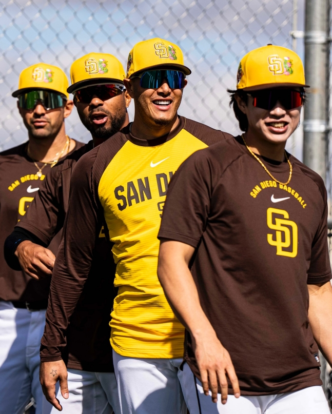 图为宋成文（右）在圣地亚哥训练场与队友们一起笑着热身。 =照片=圣地亚哥教士队官方SNS。