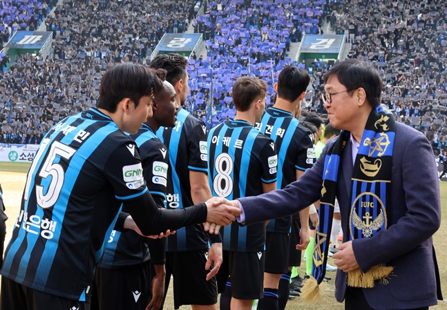 2月28日，文化体育观光部长官崔辉映（右）来到在仁川足球专用体育场举行的2026 K联赛揭幕战仁川联合FC和FC首尔的比赛，鼓励选手。 =文体部。