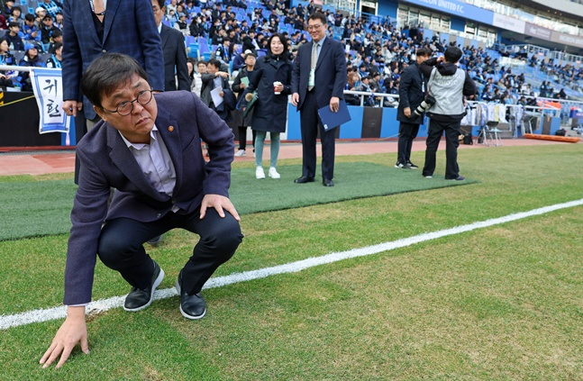 崔辉映长官正在观察仁川足球专用赛场的草坪状态。  =文体部。  