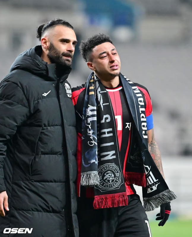 Jesse Lingard is showing tears at a farewell event held after the match against Melbourne City in December last year.