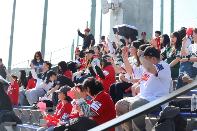 SSGの宮崎合宿練習試合を観戦しているファンツアーの参加者たち。 /写真=SSGランダース提供