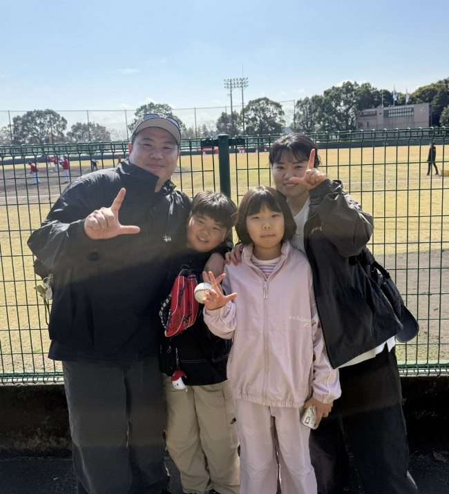 ファンツアーに家族が一緒に参加した父親のチェ·ジュンヨル（左から）と息子のチェ·ジェヨン、娘のチェ·アヨン、妻のチョ·ソンヒさんの家族。 /写真=SSGランダース提供