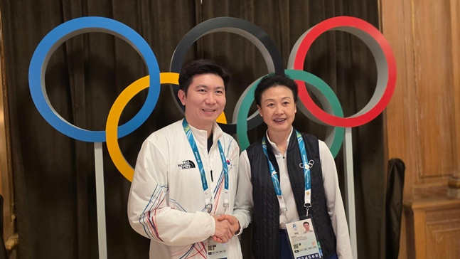 =大韩体育会会长刘承승민（左）和国际奥委会执行委员李令伟。