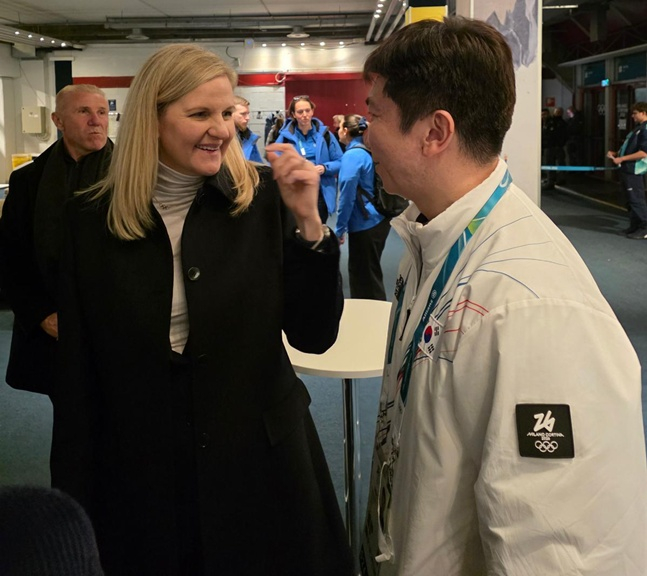 =国际奥委会主席考文垂（左）和总裁刘承승민。