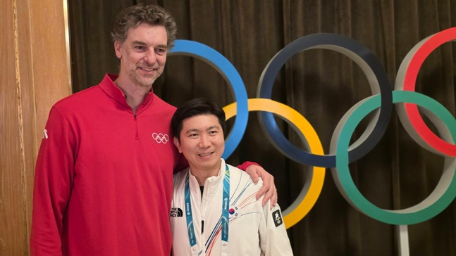 =国际奥委会新任运动员委员长加索尔-萨伊兹（左）和会长刘承승민。