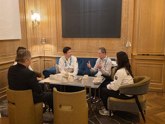 （左三起）大韩体育会长刘承승민和美国国际奥委会委员长赛克斯（IOC委员）。 =照片:大韩体育会。