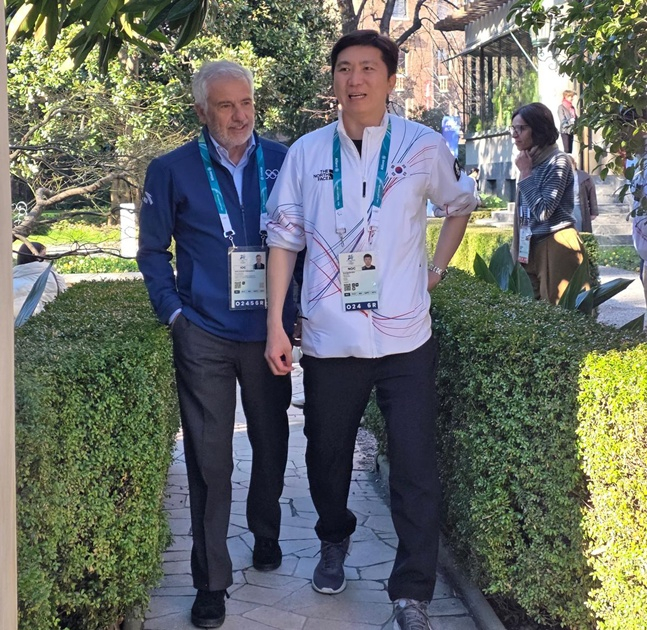 =国际奥委会副主席胡安·安东尼奥·萨马兰奇（左）和会长刘承승민。