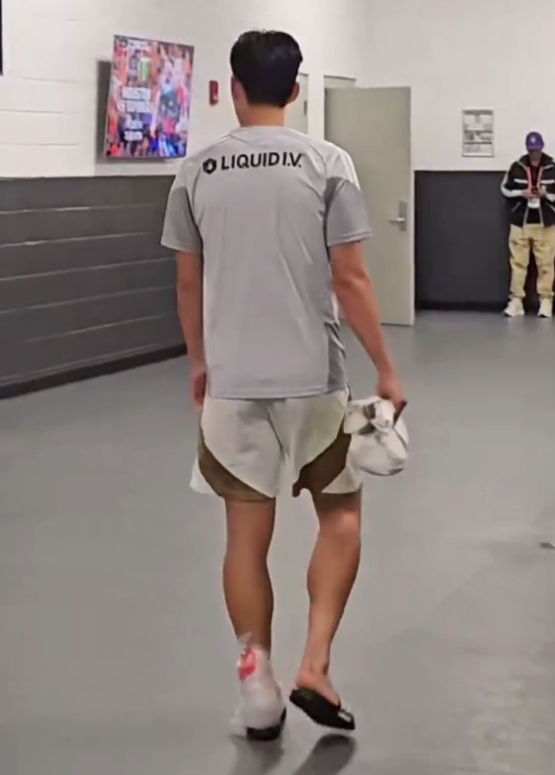 Local media suspected bleeding when a red color was seen on the back of Son Heung-min's left ankle, which was signing autographs for fans after the 2026 MLS second round away game against Houston Daimo FC at Shell Energy Stadium in Houston, Texas on the 1st (Korea time). /Photo = Capture MLS Move SNS