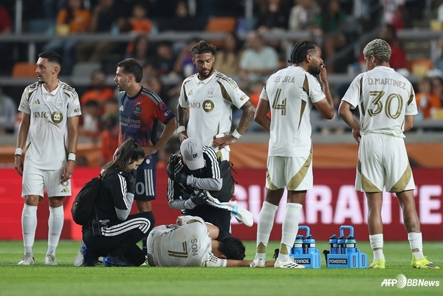 Son Heung-min (No. 7 below) was tackled by his opponent during the 2026 Major League Soccer (MLS) second round match at Shell Energy Stadium in Houston, Texas on the 1st (Korea time). /AFPBBNews=News1 
