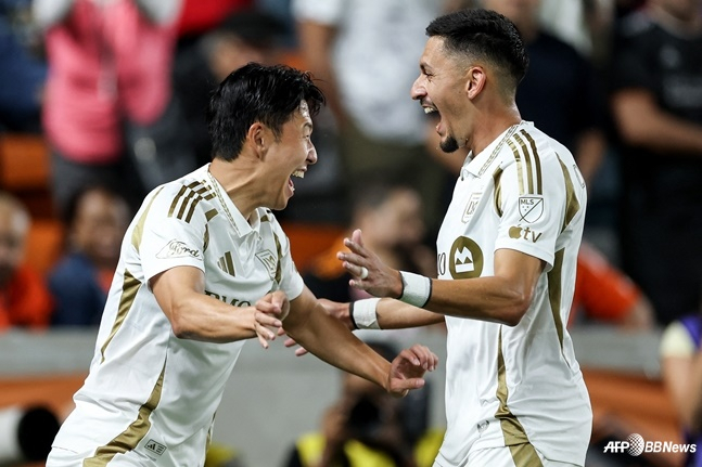 Son Heung-min (left) celebrates Eustachio's score during the second round of the 2026 U.S. Major League Soccer (MLS) at Shell Energy Stadium in Houston, Texas on the 1st (Korea time). /AFPBBNews=News1 