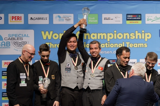 图为越南选手夺得第38届队3垫世锦赛冠军后庆祝。 =照片=SOOP提供。