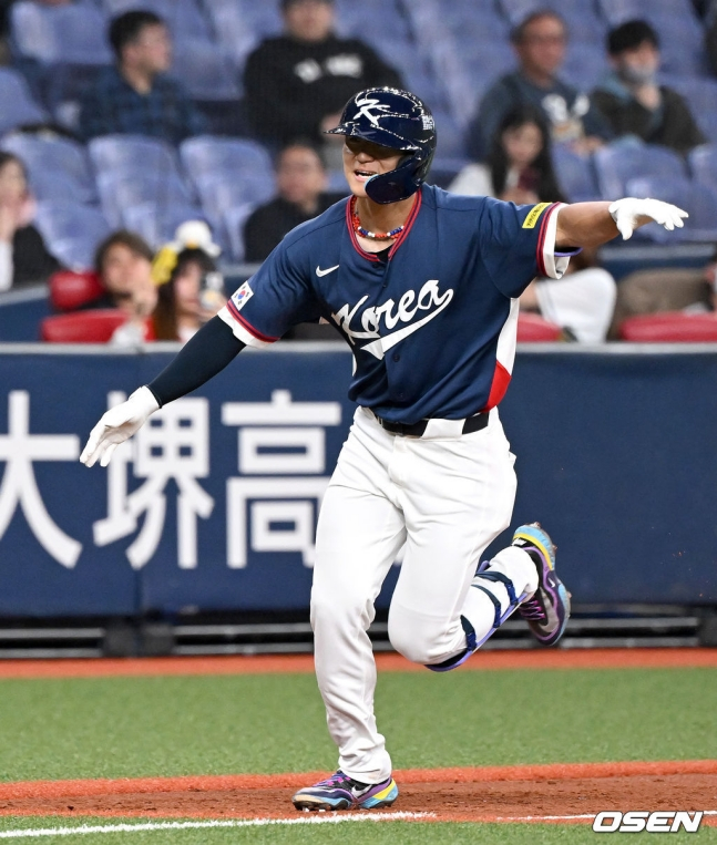 Kim Do Young đã đánh một cú home run và mỉm cười hướng về nhà.