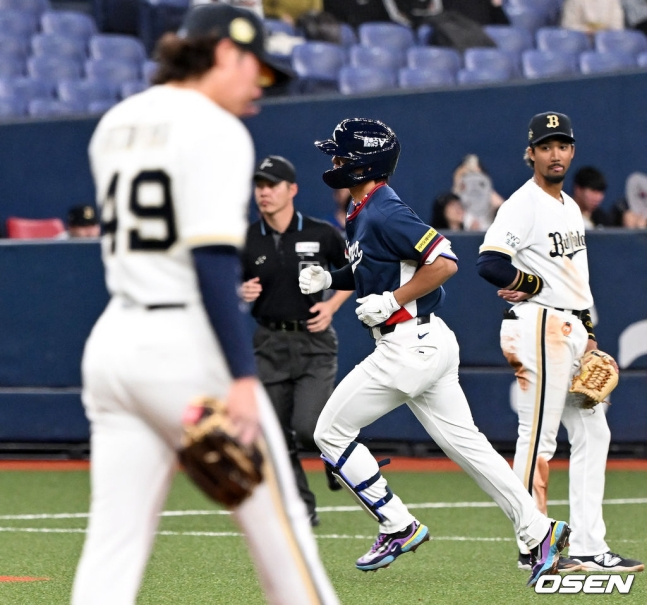 Kim Do Young (giữa) đã đánh một cú home run mạnh mẽ và bỏ lại sự chú ý của các cầu thủ Orix và đang chơi bass.