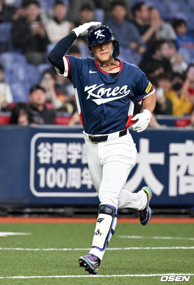 Sau khi Kim Do Young đánh một cú homerun ba lần, anh ấy đang quay trở lại dugout.