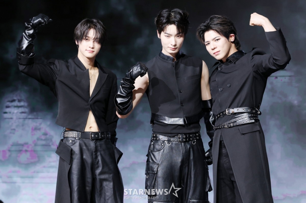 组合Big Ocean3日在首尔麻浦区Shocking K-POP中心举行的迷你3辑《THE GREATEST BATTLE》发行纪念表演秀上摆出造型,供记者们拍照。 =金辉善/hwijpg@