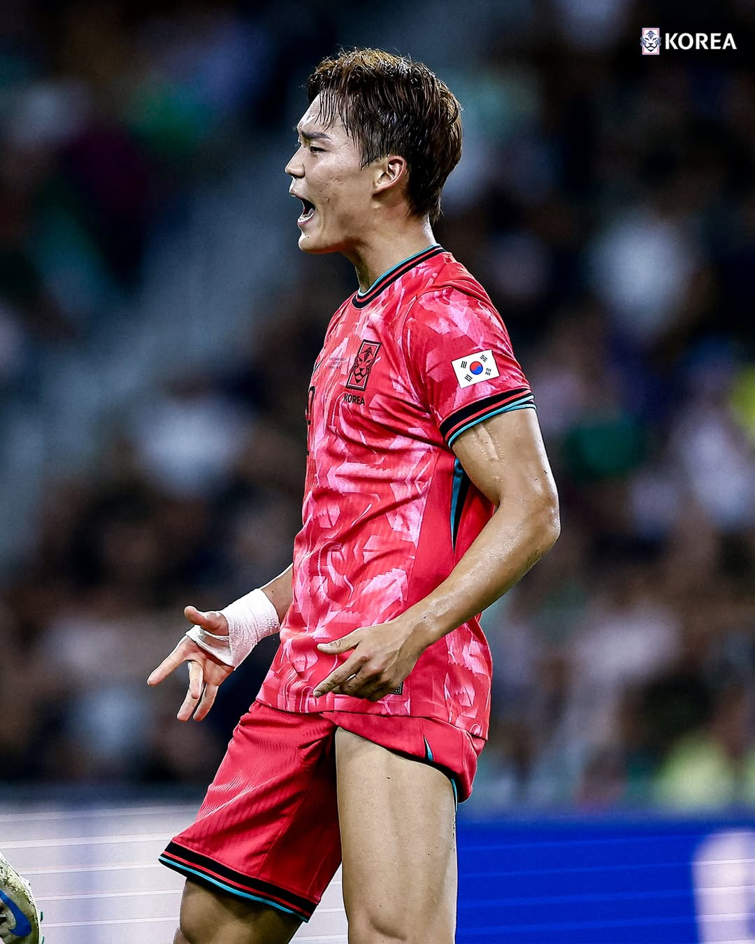 シュトゥットガルト移籍失敗後、サッカー国家代表チームの試合でゴールを決めた後、「膝のセレモニー」を披露したオ·ヒョンギュ。 /写真=大韓サッカー協会提供