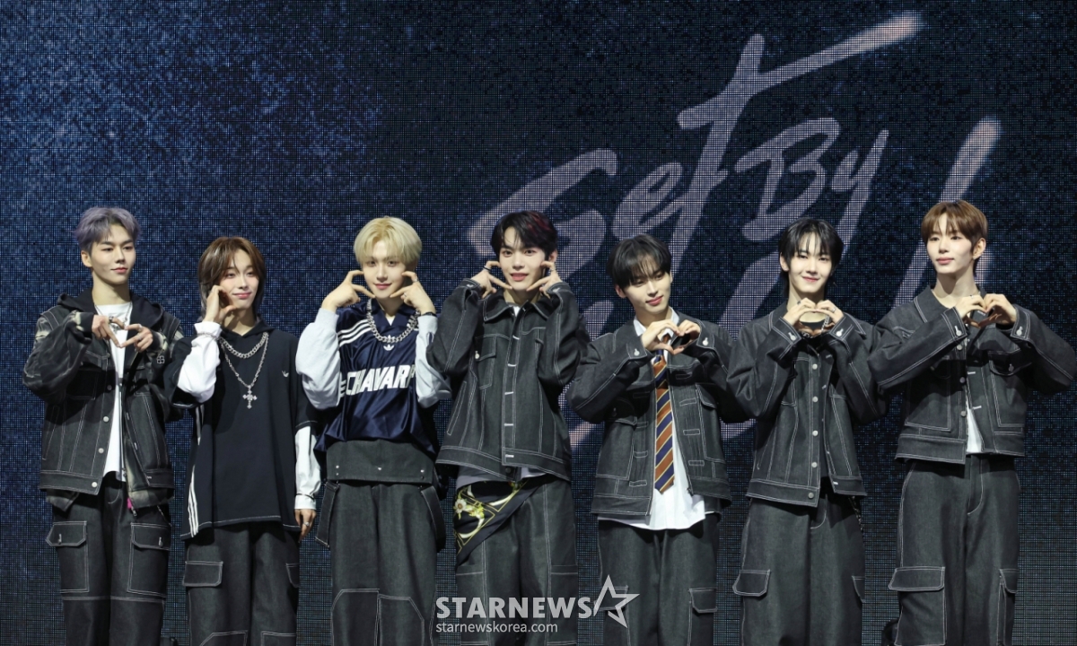 New boy group "TUNEXX" poses at a showcase to commemorate the release of its debut album and first mini album "SET BY US ONLY" at Yes24 Live Hall in Gwangjin-gu, Seoul on the afternoon of the 3rd.  The album contains a total of four songs, including the title song "Proof I'm Alive," "100%," "Obsessed," and "Twenty Something." /2026.03.03 / Photo = Lee Dong-hoon photoguy@