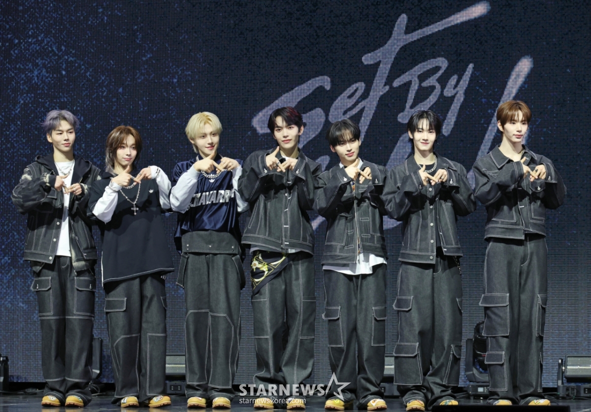 新人男子组合"TUNEXX"3日下午在首尔广津区YES24 Live Hall举行的出道专辑兼首张迷你专辑《SET BY US ONLY》发行纪念表演秀上摆出造型,供记者们拍照。  这张专辑收录了主打歌《我活着的证据》和《100%》、《Obsessed》、《Twenty Something》等4首歌曲。 /2026.03.03/照片=李东勋 photoguy@