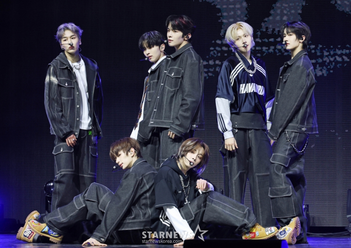 新人男子组合"TUNEXX"3日下午在首尔广津区YES24 Live Hall举行的出道专辑兼首张迷你专辑《SET BY US ONLY》发行纪念表演秀上展示了出道曲。 这张专辑收录了主打歌《我活着的证据》和《100%》、《Obsessed》、《Twenty Something》等4首歌曲。 /2026.03.03/照片=李东勋 photoguy@