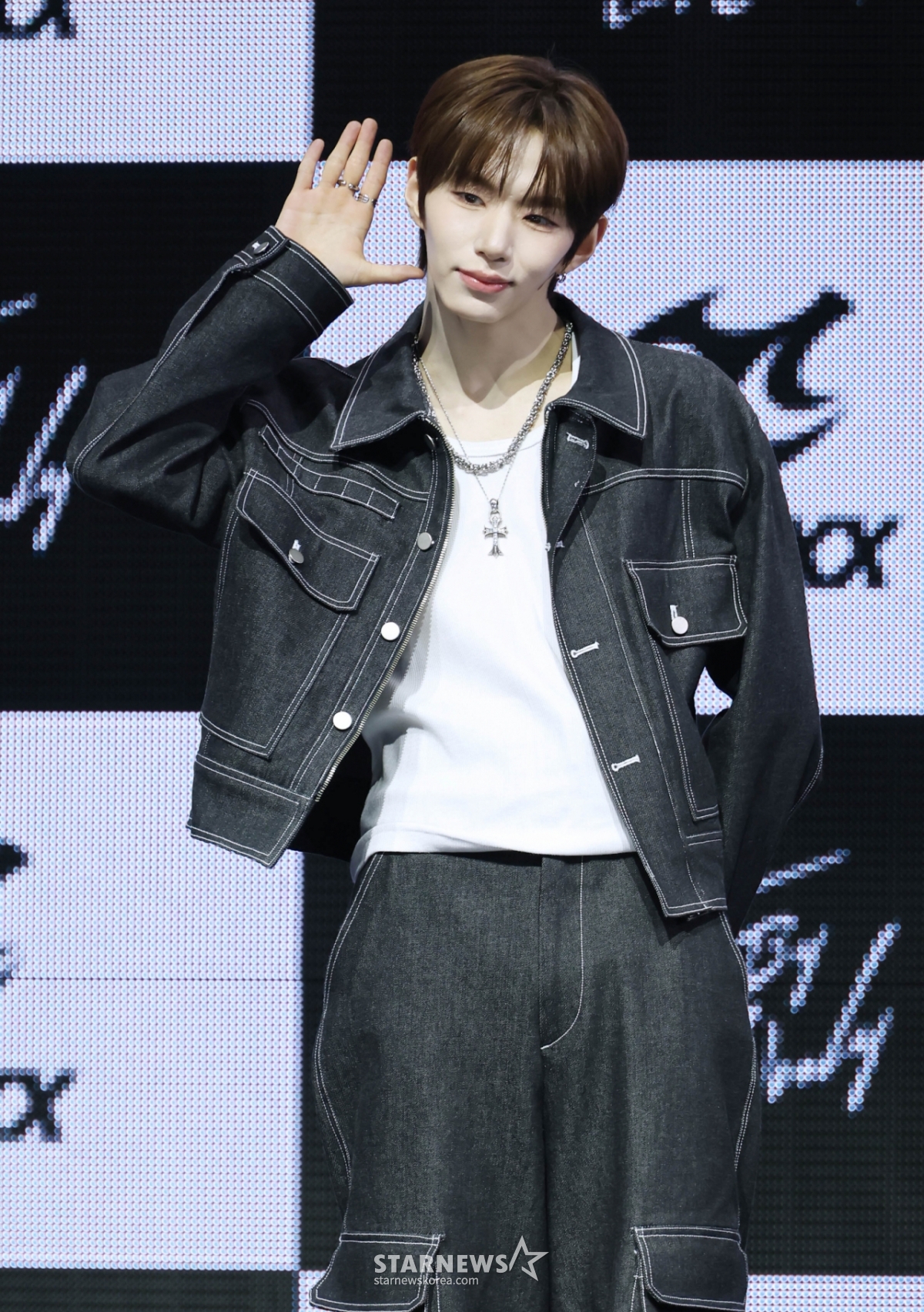 Chiều 3/5, Sungjun (TUNEX) - nhóm nhạc nam tân binh - đang tạo dáng tại showcase kỷ niệm phát hành mini album đầu tay Set By Us Only diễn ra tại Yes24 Live Hall, quận Gwangjin, Seoul.  Album lần này có tổng cộng 4 ca khúc, bao gồm ca khúc chủ đề We Live Always, 100%', Obsessed và Twenty Something. /2026.03.03 /Ảnh = Photoguy@ Lee Dong Hoon