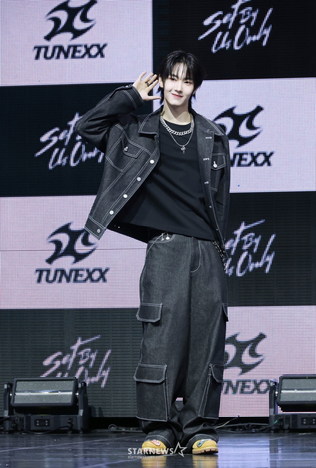 Chiều 3/5, nhóm nhạc nam tân binh TUNEX Artik đang tạo dáng tại showcase kỷ niệm phát hành mini album đầu tay Set By Us Only diễn ra tại Yes24 Live Hall, quận Gwangjin, Seoul.  Album lần này có tổng cộng 4 ca khúc, bao gồm ca khúc chủ đề We Live Always, 100%', Obsessed và Twenty Something. /2026.03.03 /Ảnh = Photoguy@ Lee Dong Hoon