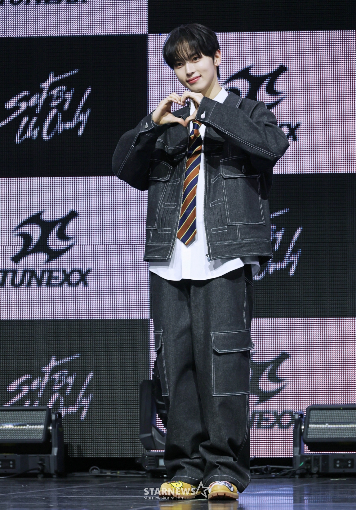 Chiều 3/5, nhóm nhạc nam tân binh TUNEX In Hoo đang tạo dáng tại showcase kỷ niệm phát hành mini album đầu tay Set By Us Only diễn ra tại Yes24 Live Hall, quận Gwangjin, Seoul.  Album lần này có tổng cộng 4 ca khúc, bao gồm ca khúc chủ đề We Live Always, 100%', Obsessed và Twenty Something. /2026.03.03 /Ảnh = Photoguy@ Lee Dong Hoon