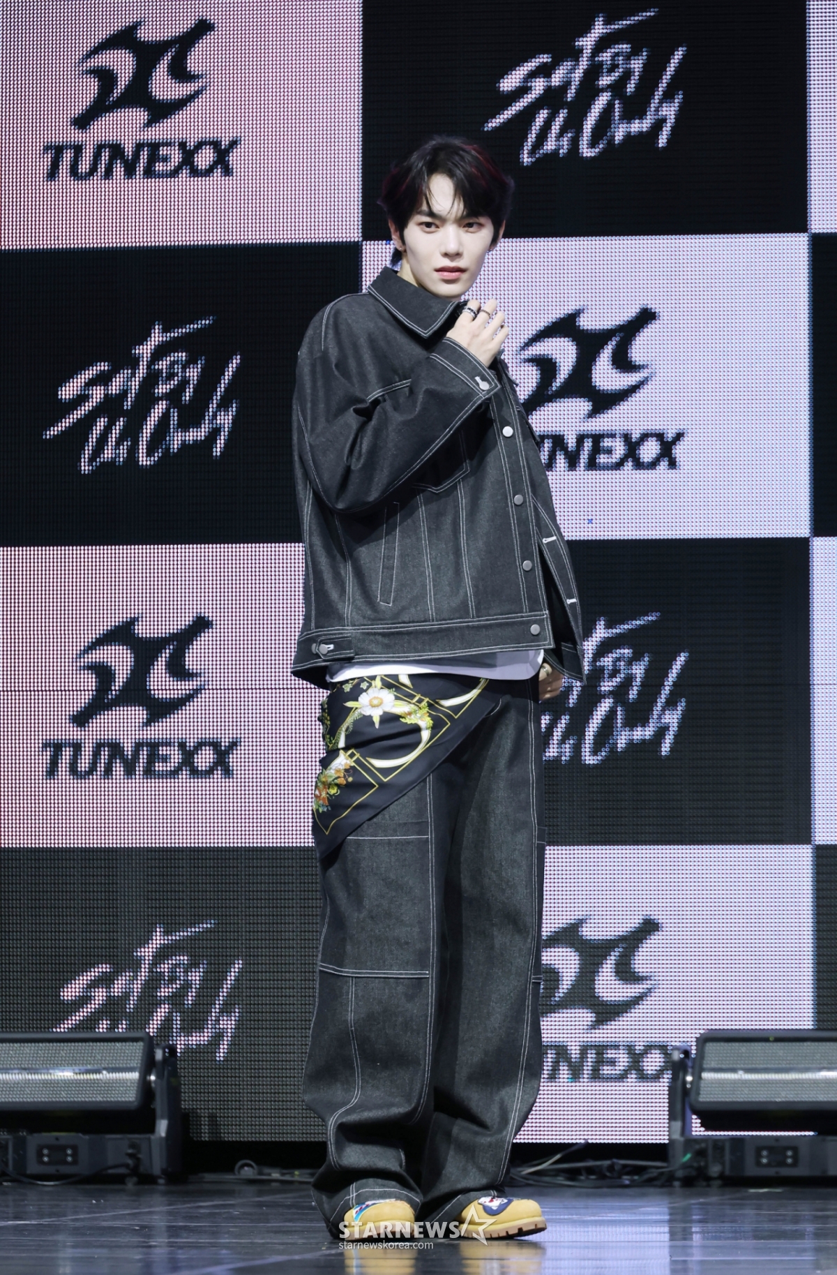 Chiều 3/5, Dong Gyu (TUNEX) - nhóm nhạc nam tân binh đang tạo dáng tại showcase kỷ niệm phát hành mini album đầu tay Set By Us Only diễn ra tại Yes24 Live Hall, quận Gwangjin, Seoul.  Album lần này có tổng cộng 4 ca khúc, bao gồm ca khúc chủ đề We Live Always, 100%', Obsessed và Twenty Something. /2026.03.03 /Ảnh = Photoguy@ Lee Dong Hoon