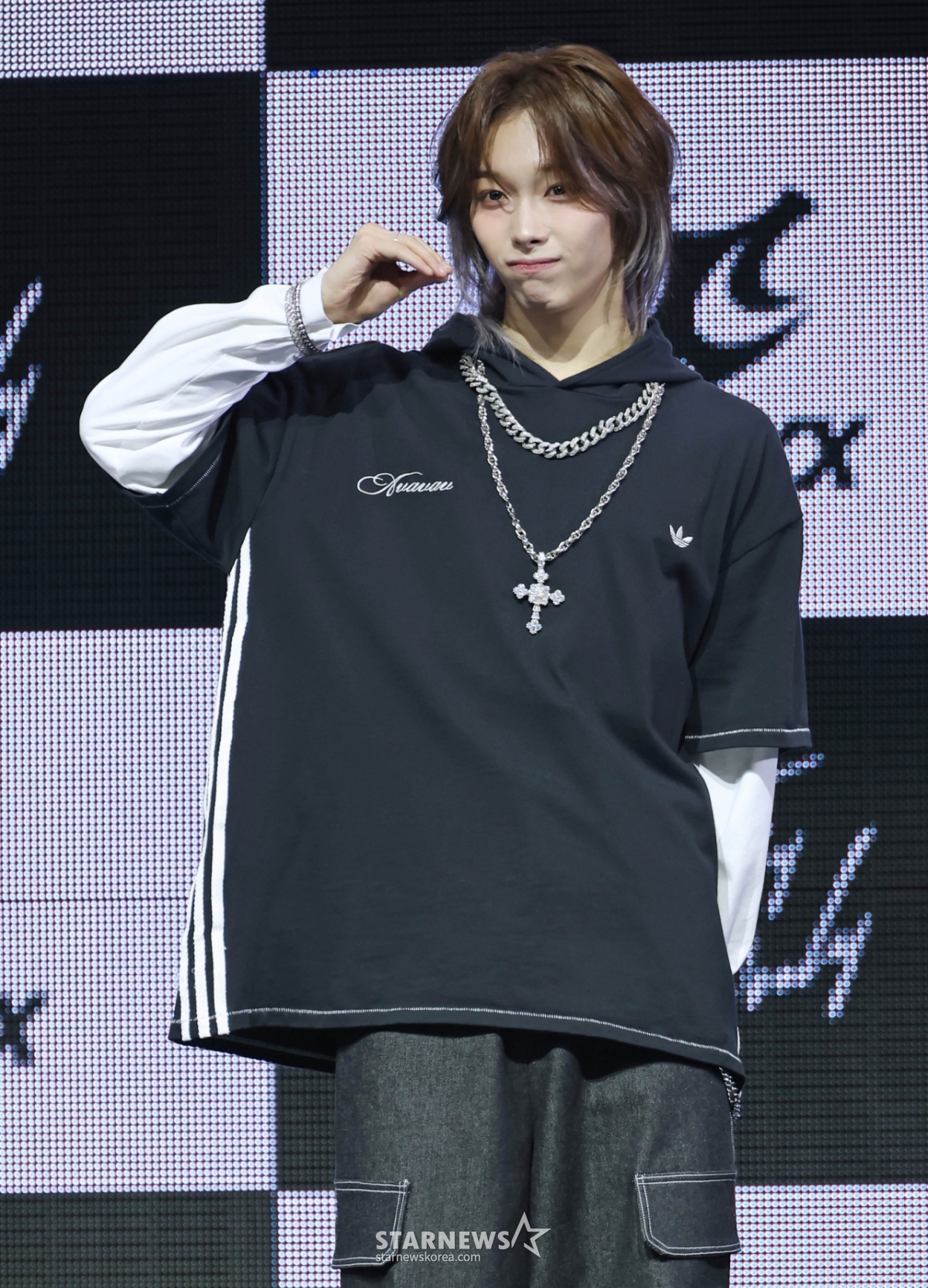 Chiều 3/5, Tyra (TUNEX) - nhóm nhạc nam tân binh - đang tạo dáng tại showcase kỷ niệm phát hành mini album đầu tay Set By Us Only diễn ra tại Yes24 Live Hall, quận Gwangjin, Seoul.  Album lần này có tổng cộng 4 ca khúc, bao gồm ca khúc chủ đề We Live Always, 100%', Obsessed và Twenty Something. /2026.03.03 /Ảnh = Photoguy@ Lee Dong Hoon