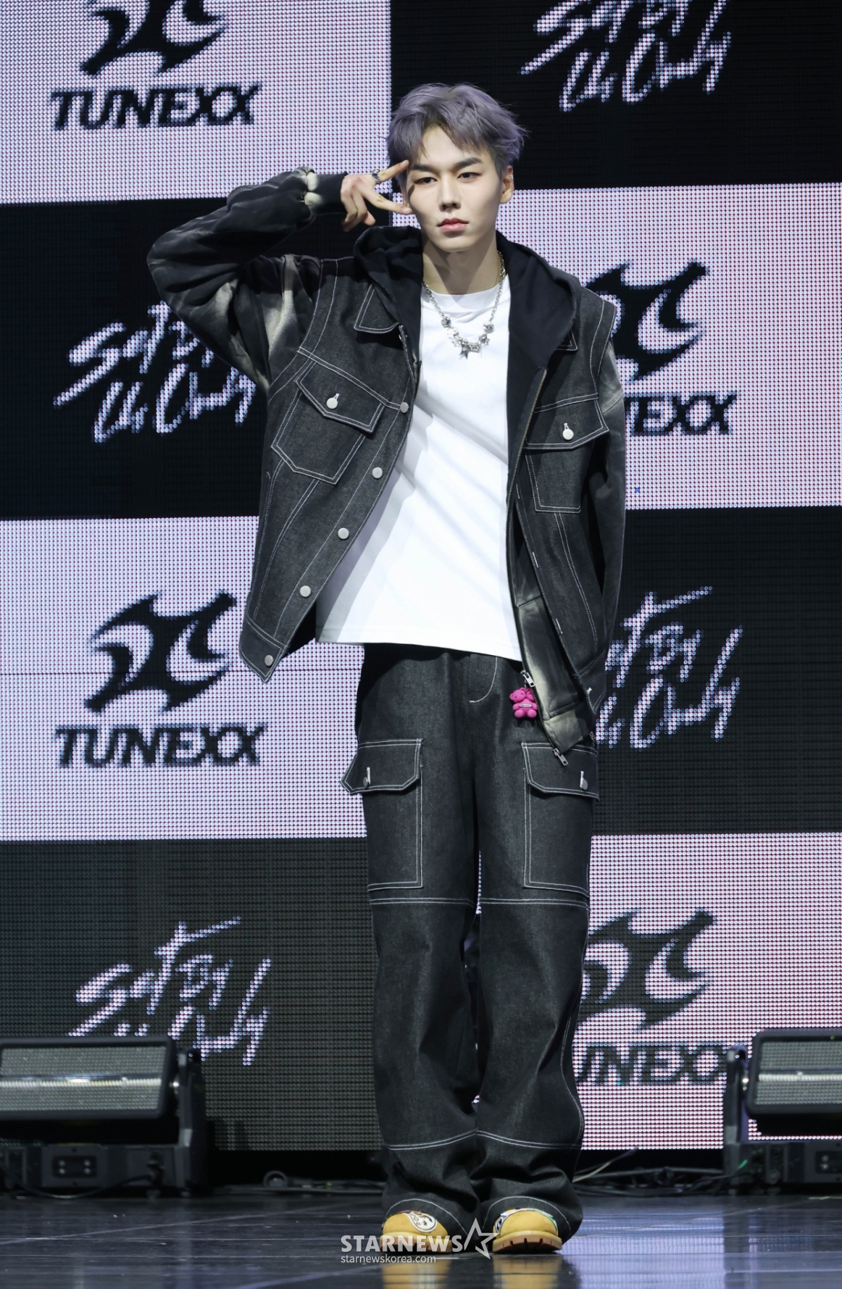 Chiều 3/5, nhóm nhạc nam tân binh TUNEX đang tạo dáng tại showcase kỷ niệm phát hành mini album đầu tay Set By Us Only diễn ra tại Yes24 Live Hall, quận Gwangjin, Seoul.  Album lần này có tổng cộng 4 ca khúc, bao gồm ca khúc chủ đề We Live Always, 100%', Obsessed và Twenty Something. /2026.03.03 /Ảnh = Photoguy@ Lee Dong Hoon