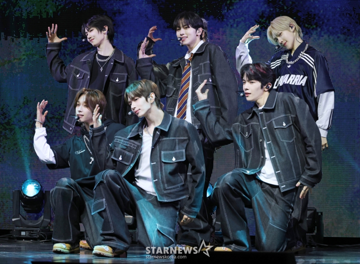 Chiều 3/5, nhóm nhạc nam tân binh TUNEX đang trình diễn ca khúc debut trong showcase kỷ niệm phát hành mini album đầu tay Set By Us Only diễn ra tại Yes24 Live Hall, quận Gwangjin, Seoul.  Album lần này có tổng cộng 4 ca khúc, bao gồm ca khúc chủ đề We Live Always, 100%', Obsessed và Twenty Something. /2026.03.03 /Ảnh = Photoguy@ Lee Dong Hoon