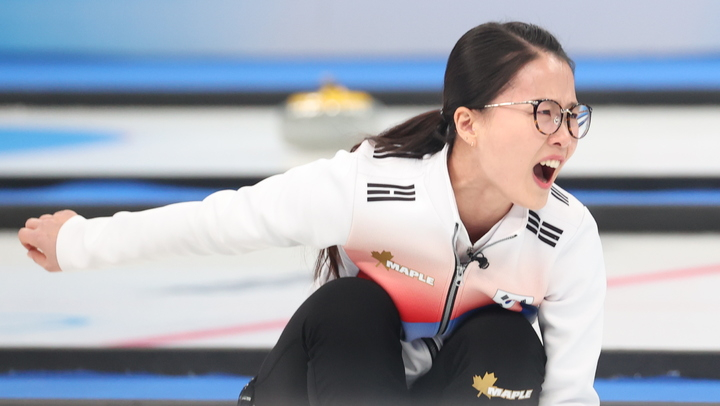 2022年12月14日(当地时间),在中国北京国家水上运动中心举行的2022北京冬奥会冰壶女子与韩国和日本队的比赛中,金恩静(音)正在下达挥杆指示。 =照片=newsis。
