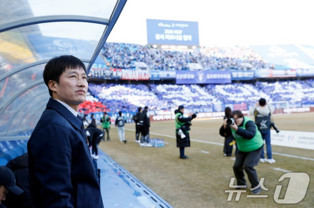 Lee Jung-hyo (trái) huấn luyện viên Suwon Samsung đang nhìn Peach trong trận đấu giữa Suwon Samsung và Seoul E-Land ở vòng đầu tiên của K-League 2026 được tổ chức tại sân vận động Suwon World Cup ở Suwon, Gyeonggi-do vào chiều ngày 28. Ảnh = News1