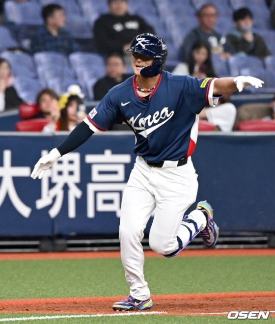 Kim Do Young đã đánh một cú home run và mỉm cười hướng về nhà. 