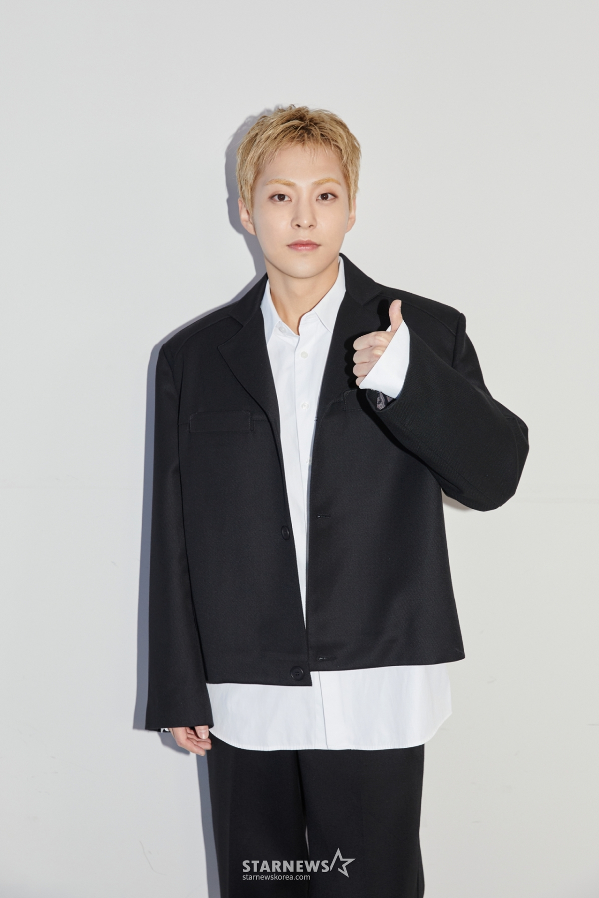 26日下午,以个人身份出道的EXO成员XIUMIN为纪念首张迷你专辑《Brand New》发行记者会摆出造型,供记者们拍照。 =照片提供:SM娱乐公司2022.09.26